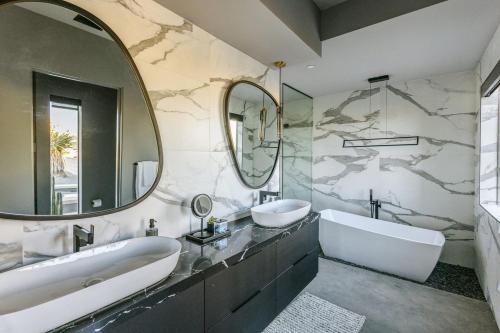 Ένα μπάνιο στο Gatsby by Fieldtrip Modern Luxury with Infinity Pool Game Room
