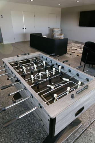 Φωτογραφία από το άλμπουμ του Gatsby by Fieldtrip Modern Luxury with Infinity Pool Game Room σε Yucca Valley