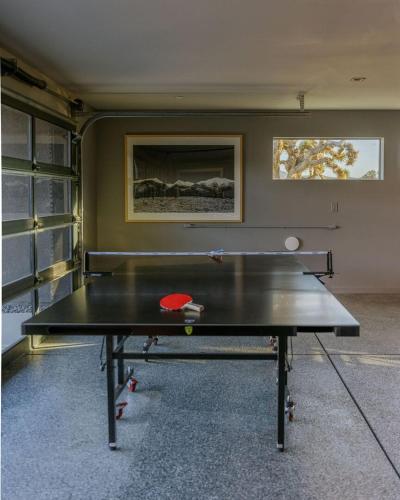Πινγκ πονγκ στο Gatsby by Fieldtrip Modern Luxury with Infinity Pool Game Room ή εκεί κοντά