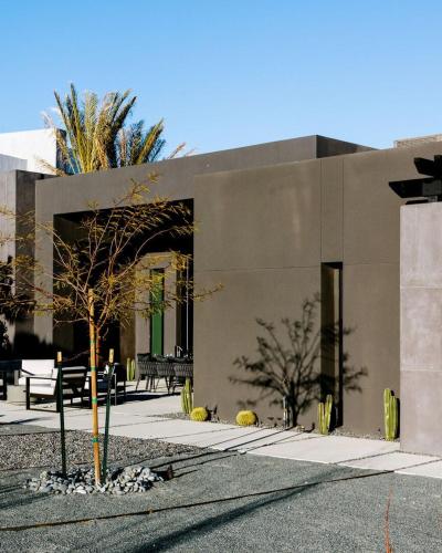Φωτογραφία από το άλμπουμ του Gatsby by Fieldtrip Modern Luxury with Infinity Pool Game Room σε Yucca Valley