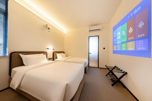 Ένα ή περισσότερα κρεβάτια σε δωμάτιο στο The Moment Hotel