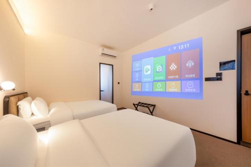 Ένα ή περισσότερα κρεβάτια σε δωμάτιο στο The Moment Hotel