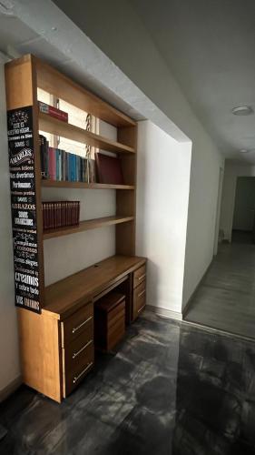 a room with a book shelf and a desk at Apartamento Simón Bolívar in Itagüí