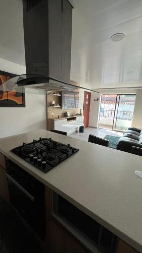 a kitchen with a stove top oven in a kitchen at Apartamento Simón Bolívar in Itagüí