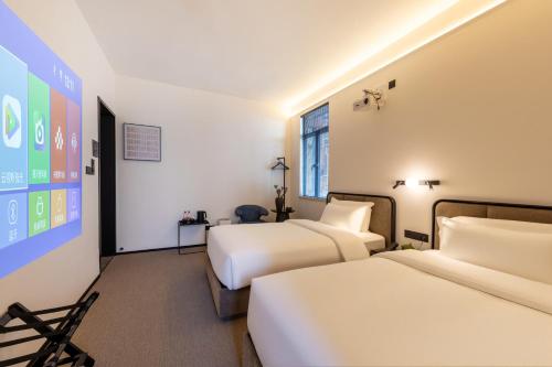 Ένα ή περισσότερα κρεβάτια σε δωμάτιο στο The Moment Hotel