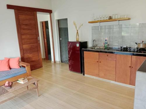 Bengkel Villa - Kedunguにあるキッチンまたは簡易キッチン