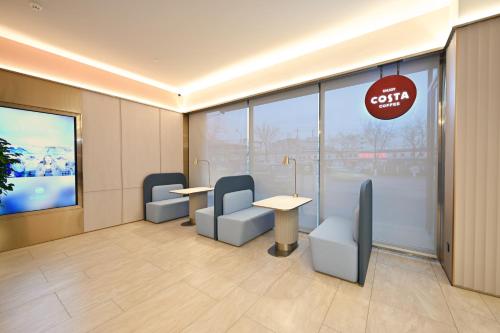 a waiting room with chairs and a sign on the window at Hanting Hotel Beijing Garden Expo Park Dujiakan in Beijing