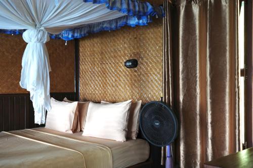 En eller flere senge i et værelse på Phi Phi Relax Beach Resort