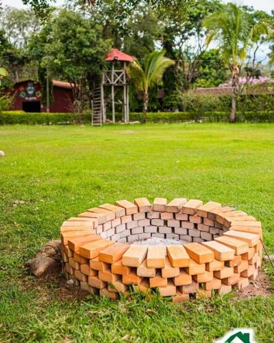 a large brick circle in the middle of a grass field at Ecoturismo Monte Horeb in Guanteque