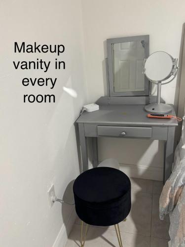 Φωτογραφία από το άλμπουμ του 4bdrm Waterfront salt water Pool home with Outdoor theater Game Rm Make up vanities in every room Perfect for Game days and concerts trips to Miami Hard rock stadium and hotel 15 mins away σε Miramar