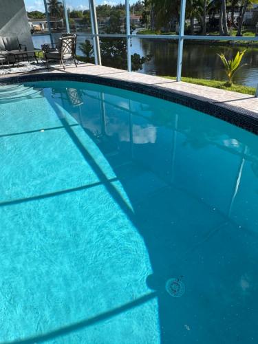 Πισίνα στο ή κοντά στο 4bdrm Waterfront salt water Pool home with Outdoor theater Game Rm Make up vanities in every room Perfect for Game days and concerts trips to Miami Hard rock stadium and hotel 15 mins away