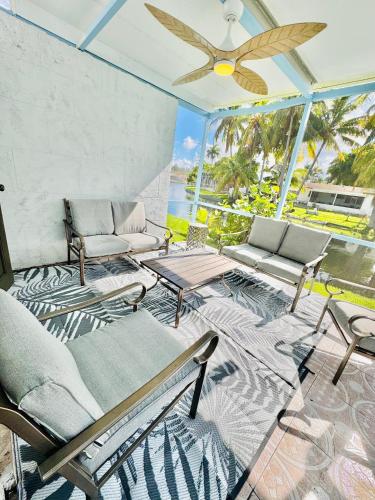 Χώρος καθιστικού στο 4bdrm Waterfront salt water Pool home with Outdoor theater Game Rm Make up vanities in every room Perfect for Game days and concerts trips to Miami Hard rock stadium and hotel 15 mins away