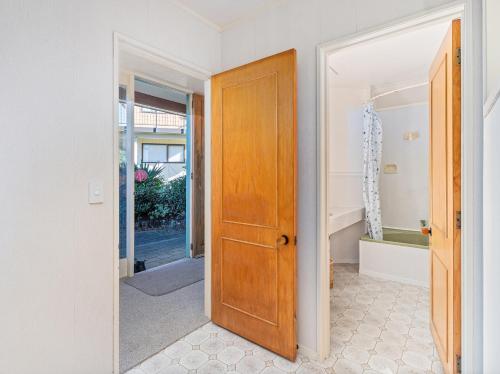 Fotografie z fotogalerie ubytování Beachfront Landing - Pauanui Holiday Home v destinaci Pauanui