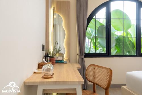 a room with a table and a window at Kahuna Villas by Bukit Vista in Sanur