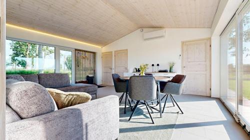 a living room with a couch and a table with chairs at Vana-Piiri Puhkemaja in Kodukula