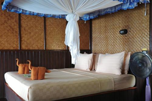En eller flere senge i et værelse på Phi Phi Relax Beach Resort