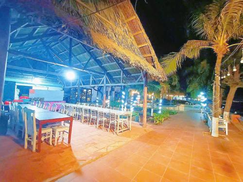 a restaurant with a table and chairs at night at Resort HAVANA in Mui Ne