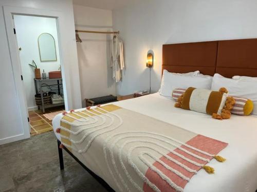 a bedroom with a large bed with white sheets and pillows at Pik Pak in Marfa