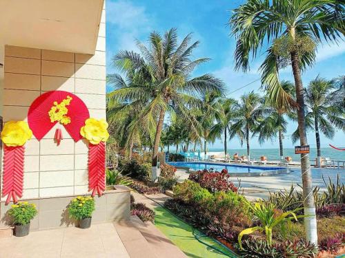 a resort with a view of the beach and palm trees at Resort HAVANA in Mui Ne