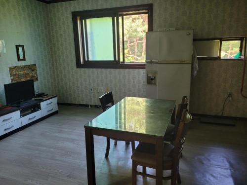 J Motelにあるテレビまたはエンターテインメントセンター