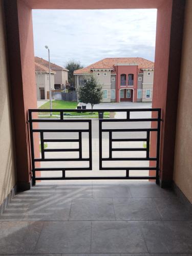 Μπαλκόνι ή βεράντα στο Luxe 3BR & 2BA Condo Near Airport & Shopping Mall
