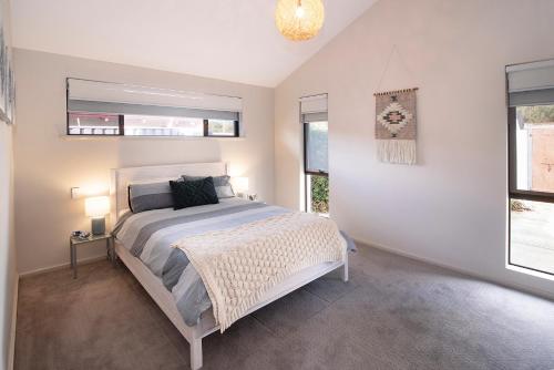 une chambre avec un lit et deux fenêtres dans l'établissement Gifford Getaway - Coastal Home in Dunsborough, à Dunsborough