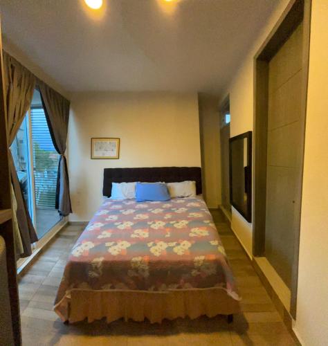 a bedroom with a bed and a television in it at Loft Huamuche San Sebastián Tutla in Yelateni