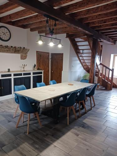 a kitchen and dining room with a table and chairs at Le Montolin in Tréteau