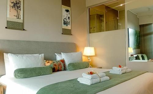 Katil atau katil-katil dalam bilik di Menlyn Maine Residences - Kyoto king size xl bed