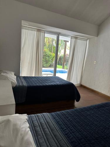 Un pat sau paturi într-o cameră la Casa Blanca - Pacific All Seasons