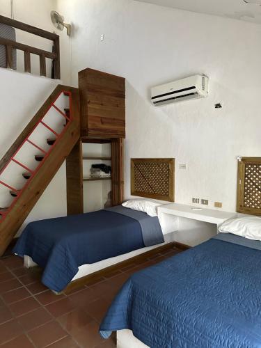 Un pat sau paturi într-o cameră la Casa Blanca - Pacific All Seasons