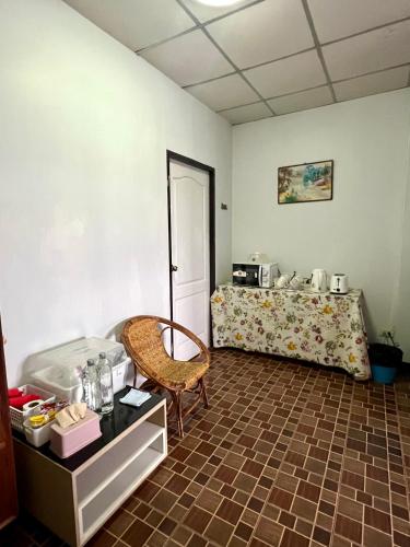 Ban Nong Khwang TawanにあるPrivate 3rd Floor Roomのテーブルと椅子のある部屋