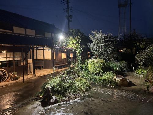 Ein Garten an der Unterkunft Tetsu-juro former Ogunis residence , Himeji Castles back parlor-like"400-year-old inn"