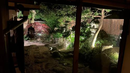 Ein Garten an der Unterkunft Tetsu-juro former Ogunis residence , Himeji Castles back parlor-like"400-year-old inn"