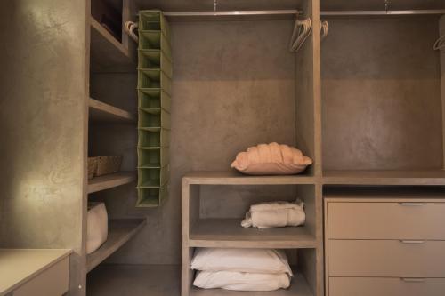 a walk in closet with towels and towels at Casa Pura Vida in Maragogi