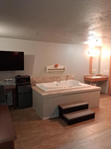 eine große weiße Badewanne in einem Zimmer in der Unterkunft Cyclone Lodge in Harlan