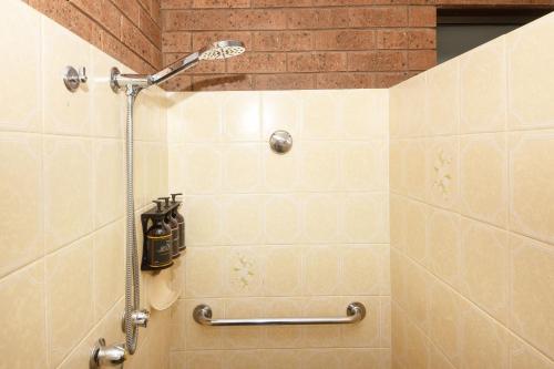 Bilik mandi di Greenacres Motel