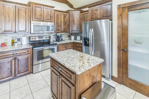 Η κουζίνα ή μικρή κουζίνα στο Gorgeous 4BR Dakota Springs Home home