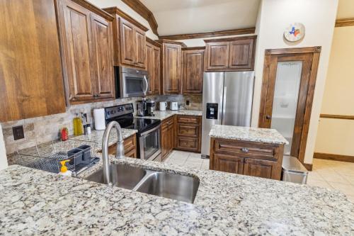Η κουζίνα ή μικρή κουζίνα στο Gorgeous 4BR Dakota Springs Home home