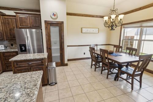 Η κουζίνα ή μικρή κουζίνα στο Gorgeous 4BR Dakota Springs Home home