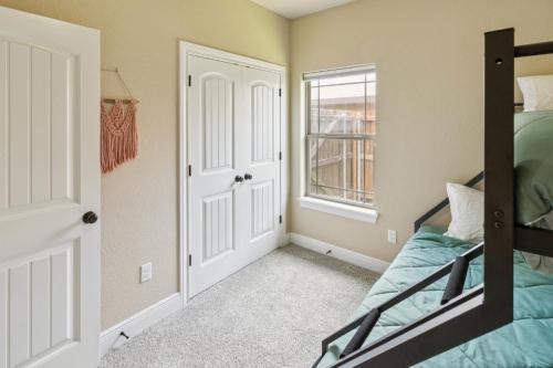 Ένα ή περισσότερα κρεβάτια σε δωμάτιο στο Gorgeous 4BR Dakota Springs Home home