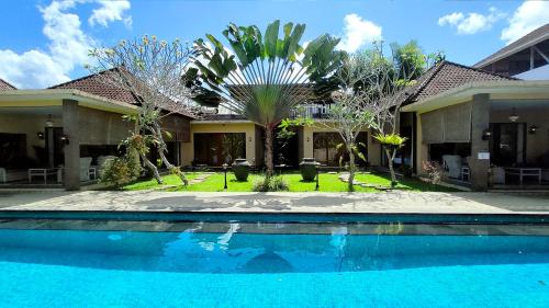 Kolam renang di atau dekat dengan Villa Nirvana