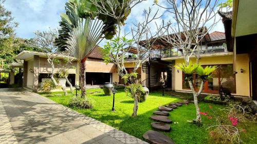 Taman di luar Villa Nirvana