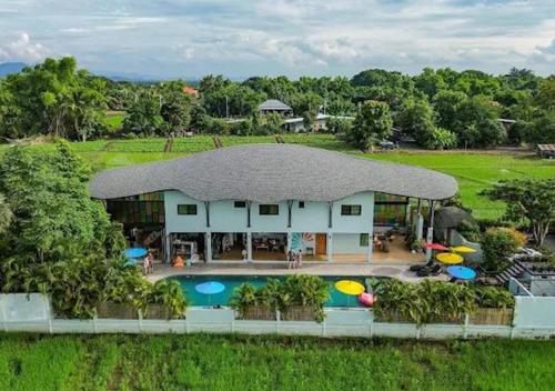 O grădină în afara Capybara Zen Resort And Spa