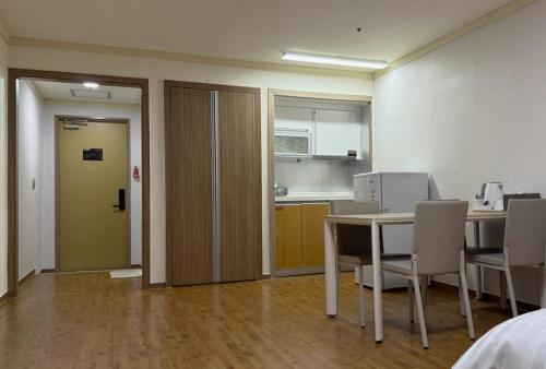 a room with a kitchen and a table and chairs at Sono Belle Yangpyeong in Yangpyeong