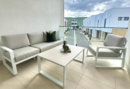 Posezení v ubytování 'Sandbar Escape' 3BR Beach House at Henley Beach