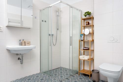 ein Badezimmer mit Dusche, Toilette und Waschbecken in der Unterkunft HideOut Apartments in Brünn
