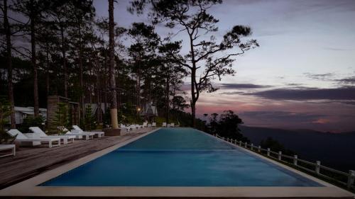 Bazén v ubytování Lomhae Kirirom Resort By EHM nebo v jeho okolí
