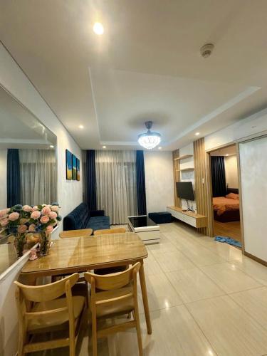 a living room with a table and a couch at Homestay Hạ Long NewLife in Kon Rung (1)