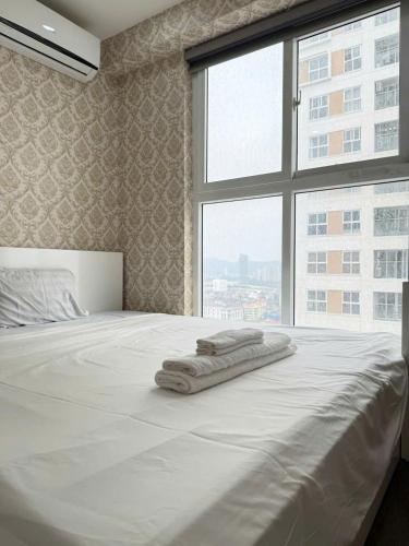 a large white bed in a room with a window at Homestay Hạ Long NewLife in Kon Rung (1)